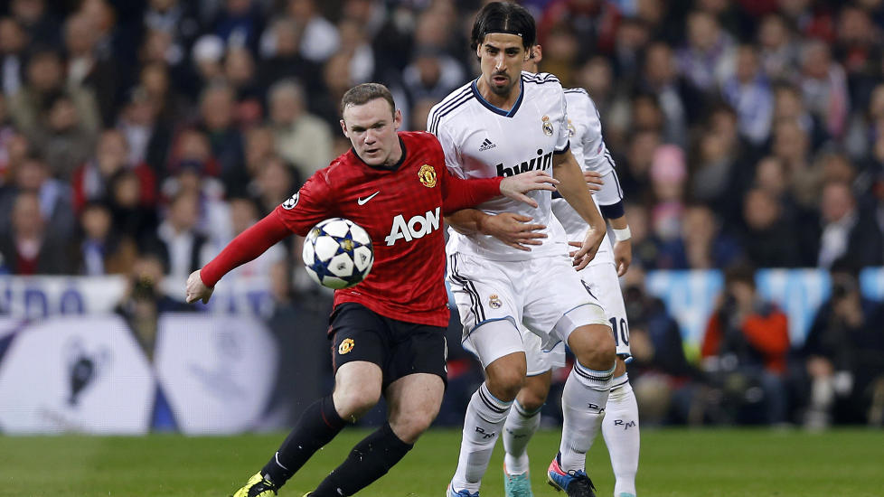 P� VEI BORT? Etter at Wayne Rooney (i r�dt) ikke var � finne i startoppstillingen i returoppgj�ret i Champions League-�ttendelsfinalen mot Real Madrid, har ryktene florert i om han er p� vei vekk fra Manchester United. Her i duell med Real Madrids Sami Khedira fra det f�rste oppgj�ret i �ttendelsfinalen. Foto: AP/Daniel Ochoa de Olza