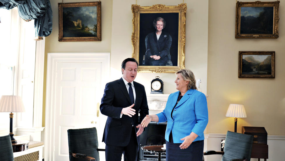 VALGKAMP-PRAT: Erna Solberg m�tte britenes statsminister David Cameron i Downing Street 10. Nylig avd�de Margaret Thatcher kikker ned p� dem fra maleriet bak.  Foto: Keith Hammett/Dagbladet..