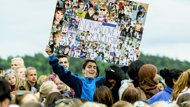 JA, VI ELSKER BIEBER: Alt oppstyret rundt Justin Biebers forrige norgesbes�k skapte en bevissthet om at vi fikk v�re med p� noe helt spesielt og eksklusivt. Slik f�ler norske Bieber-fans en enda n�rmere tilh�righet til sitt idol enn i resten av Europa. Foto: Krister S�rb� / NTB Scanpix