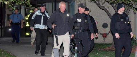 Politiet unders�ker en leilighet utenfor Boston