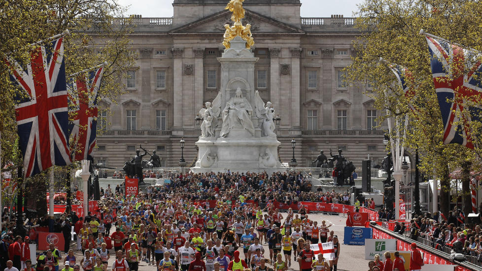 BILR IKKE AVLYST: L�perne n�rmer seg m�l foran Buckingham Palace i fjor�rets London maraton. Over 37 000 mennesker fullf�rte l�pet i 2012.Foto: Suzanne Plunkett, Reuters / NTB scanpix