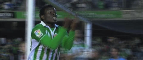 Her feirer Nosa med � gi egne fans fingeren