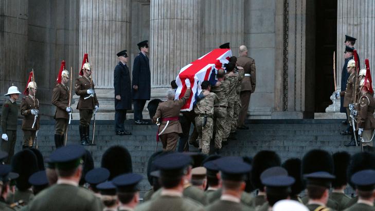 :/b> Milit�rt personell gjennomf�rte ved daggry en dag en �velse foran begravelsen i morgen. Her b�res kisten inn i St. Pauls-katedralen. Foto:AFP PHOTO / BEN STANSALL.