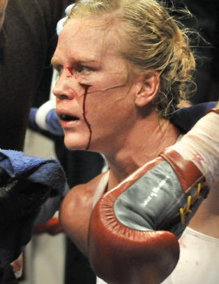 Holly Holm melder at hun har en stor kunngjøring å komme med