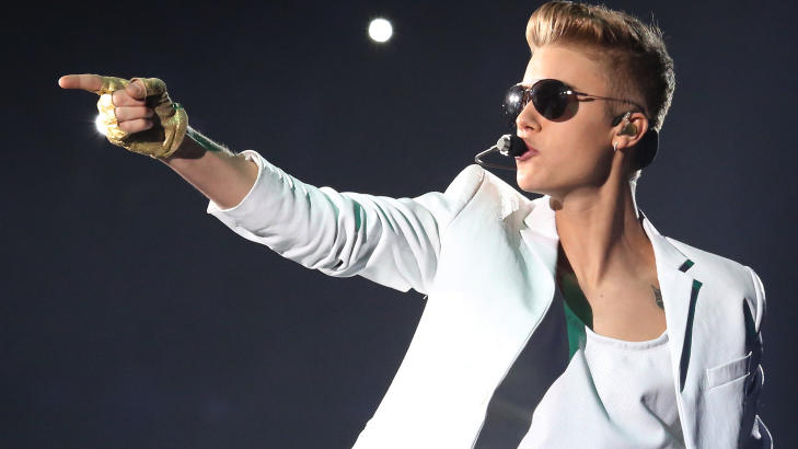 Bieber på scenen i Paris for en måned siden. Hvilke sanger håper du han spiller i dag?