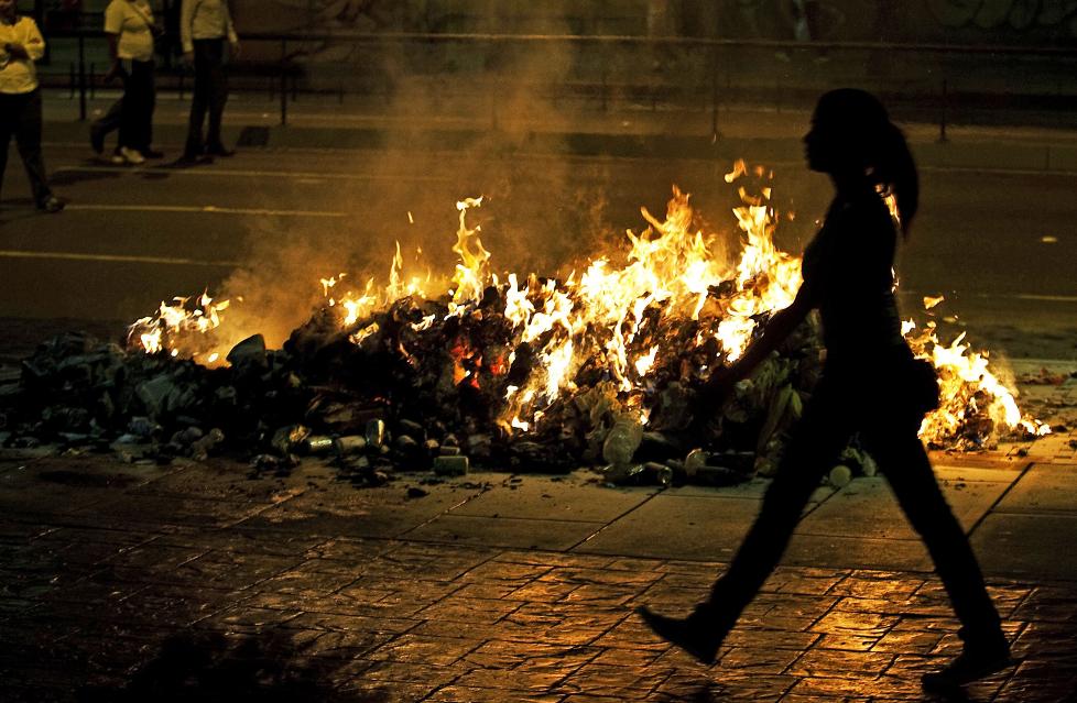 URO: En gatebrann p�tent av tilhengere til opposisjonskandidat Henrique Capriles. Urolighetene har blitt blodige etter valget i Venezuela. Foto: AFP/Ronaldo Schemidt/NTB-Scanpix