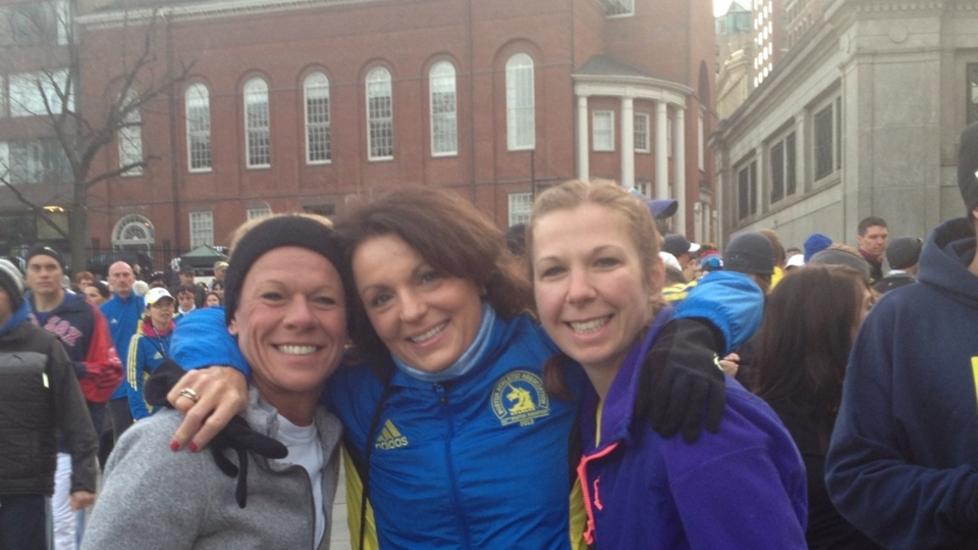  BARE SMIL - F�R START:  Bente Sk�lbones Berg fra Bergen  (i midten) med Shelly fra Florida og Heidi fra Washington i m�lomr�det f�r starten p� Boston Marathon i g�r. Foto: Privat.