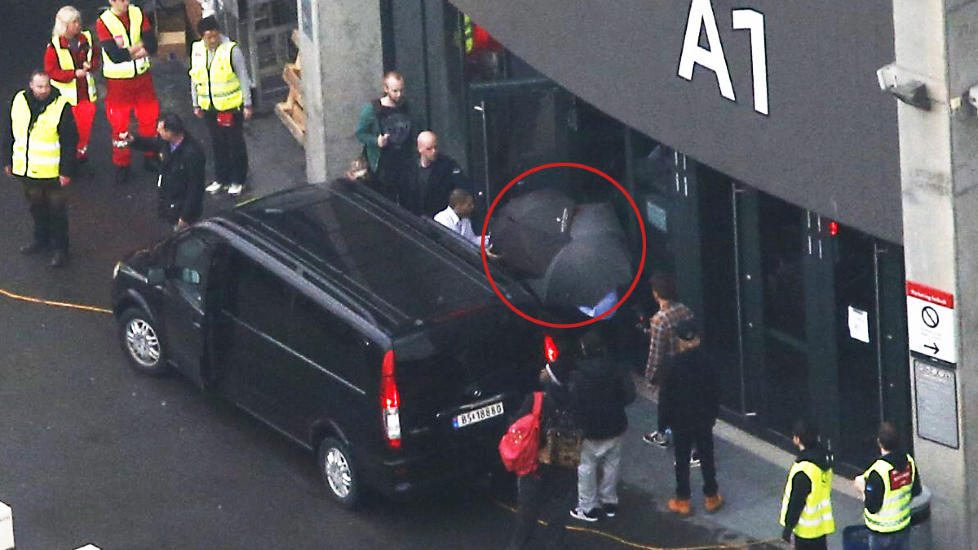 Fikk du med deg bildet av de tre paraplyene som skjulte Justin Bieber på vei inn til Telenor Arena?