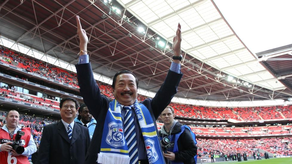 �PNER SJEKKHEFTET: Cardiff-eier Vincent Tan gj�r klar rundt 200 millioner kroner til spillerkj�p etter at opprykket ble klart i g�r. Foto: AFP PHOTO/ADRIAN DENNIS/NTB scanpix