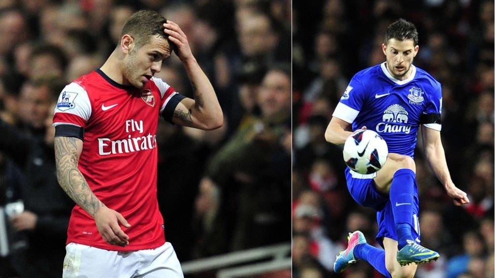 PROVOSERTE: Everton-spiller Kevin Mirallas (t.h) provoserte Jack Wilshere med � sprute vann i ansiktet hans. Det fikk Arsenal-spilleren til � reagere. Foto: AFP PHOTO/GLYN KIRK/NTB scanpix