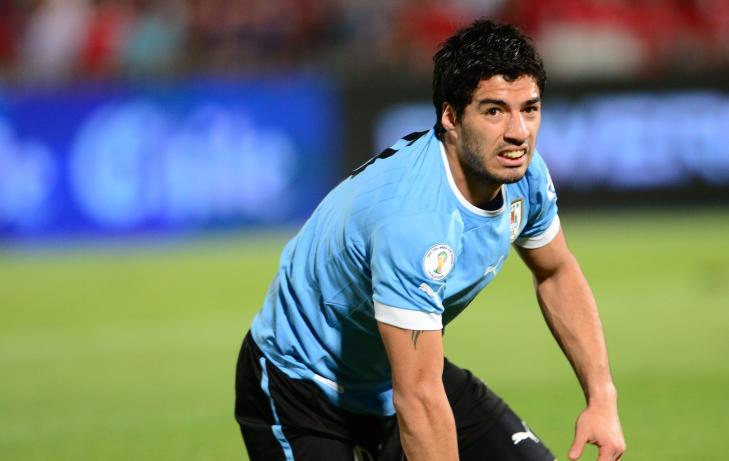 I HARDT V�R: Luis Suarez har v�rt involvert i flere kontroversielle episoder p� fotballbanen. Foto: AFP PHOTO / MARTIN BERNETTI / NTB scanpix