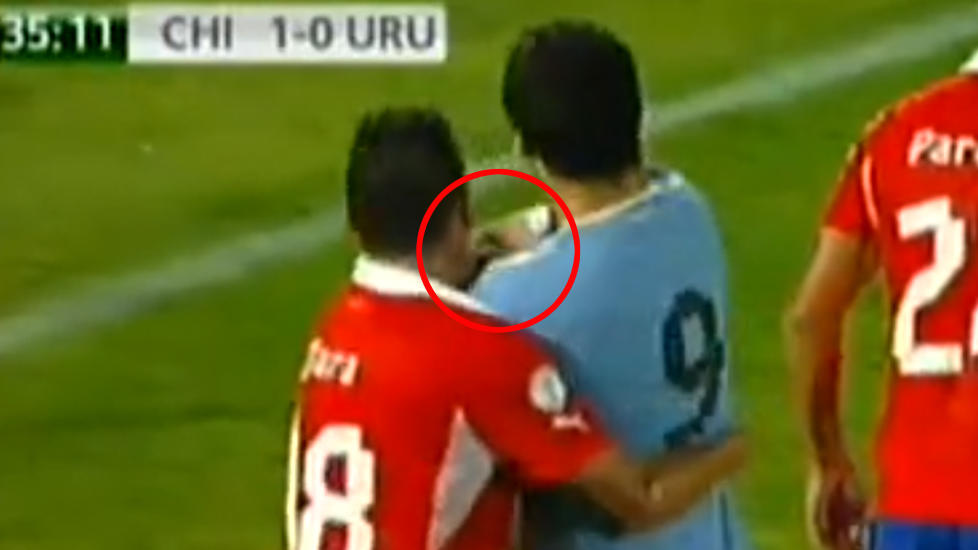 SLAG I ANSIKTET: Dette bildet viser angivelig at Luis Suarez sl�r Gonzalo Jara i ansiktet. Skjermdump: CHV Vivo