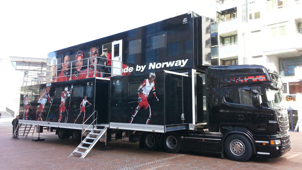STOR DONING: Skilandslagets nye sm�rebuss har endelig blitt dekorert, og er klar til bruk. Foto: Sigbj�rn Strand / Dagbladet