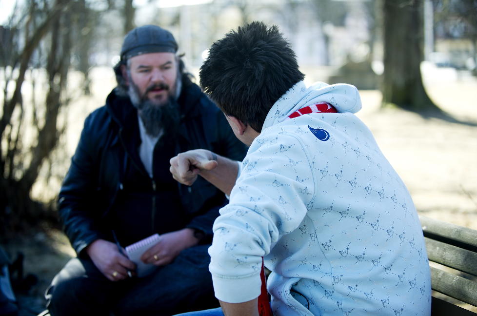 KONTROLLKOMMISJONEN VARSLET IKKE: �Erik� (37) (t.h) ble lenket til senga p� psykiatrisk avdeling i Fredrikstad. Der ble han liggende i nesten hele mars 2010. Dagbladet m�tte 37-�ringen i Fredrikstad. Foto: �istein Norum Monsen / DAGBLADET