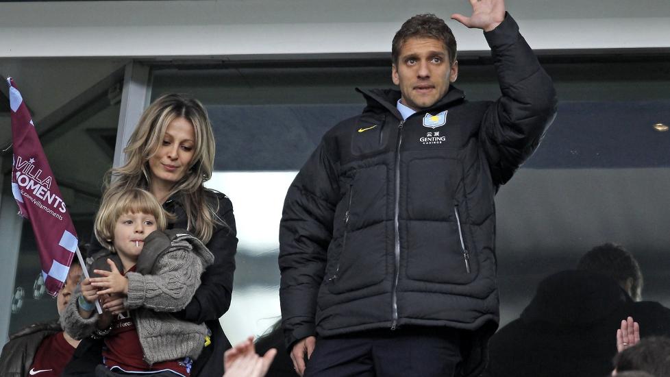 TAKKER FOR ST�TTEN: Stilijan Petrov har f�tt mye st�tte i kampen mot blodkreften. Her takker han Aston Villa-fansen under kampen mot Chelsea. Foto: AFP PHOTO/IAN KINGTON/NTB scanpix