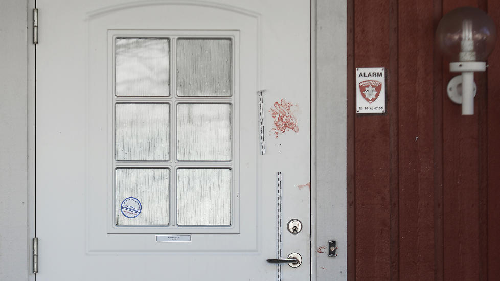 BLODIG: Mannen som senere ble p�grepet og siktet var blodig da han ringte p� hos naboen i overetasjen. If�lge politiet har han ikke selv blitt skadet. Foto: Hans A Vedlog / Dagbladet .