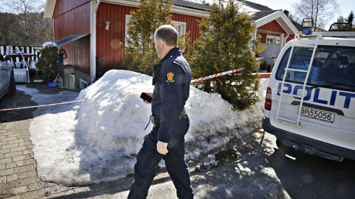 BODDE I KJELLERLEILIGHETEN: Politiet foretok i dag �stedsunders�kelser. Foto: Jacques Hvistendahl / Dagbladet