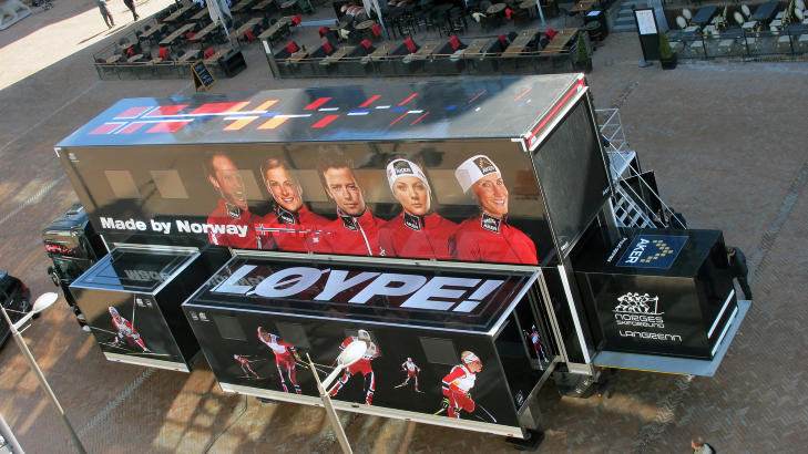 L�YPE! Den norske sm�retraileren i fullt utsl�tt posisjon. P� taket p� det venstre utbygget som kommer ut av traileren p� automatisk vis, har teksten �L�YPE!� p� taket. Foto: Sigbj�rn Strand