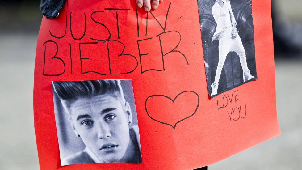 Mange av «belieberne» har med seg plakater, og har skrevet navnet til Justin Bieber i ansiktet.