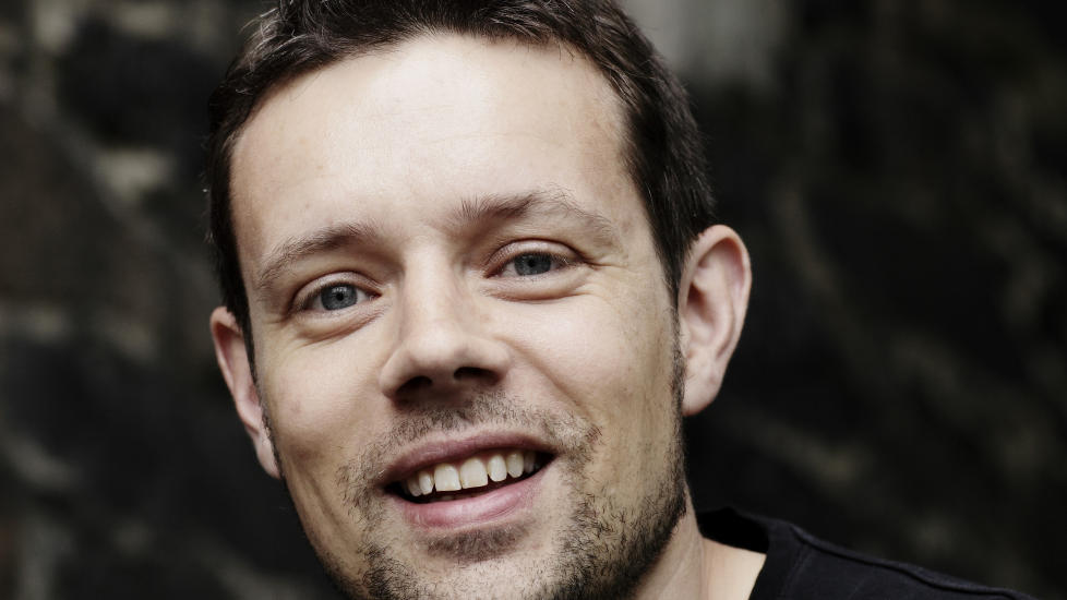 VOKSENKRIM:  Lars M�hle er prisbel�nt barne- og ungdomsbokforfatter. N� debuterer han med krim for voksne. Mer enn godkjent, mener anmelderen. Foto: Tove Breistein / Samlaget