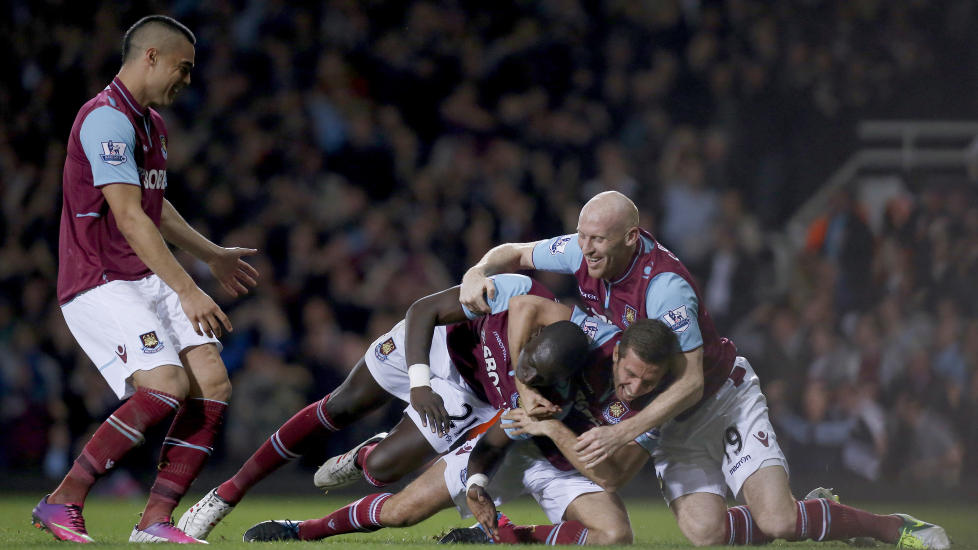 UAVGJORT: West Hams Mohamed Diame feirer sammen med lagkameratene sine etter � ha sendt West Ham i en 2-1-ledelse, men Van Persie s�rget for at kampen endte 2-2.  Foto: AP Photo/Matt Dunham / NTB Scanpix