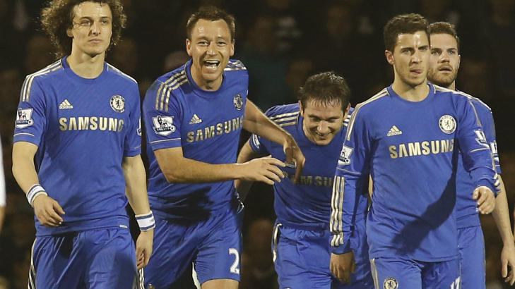  3. PLASS:  David Luiz (t.v) og John Terry kan juble over at de har sendt Chelsea opp p� tredjeplassen i Premier League - ett poeng foran Arsenal, men med en kamp mindre spilt. Foto: AP Photo / Sang Tan / NTB Scanpix