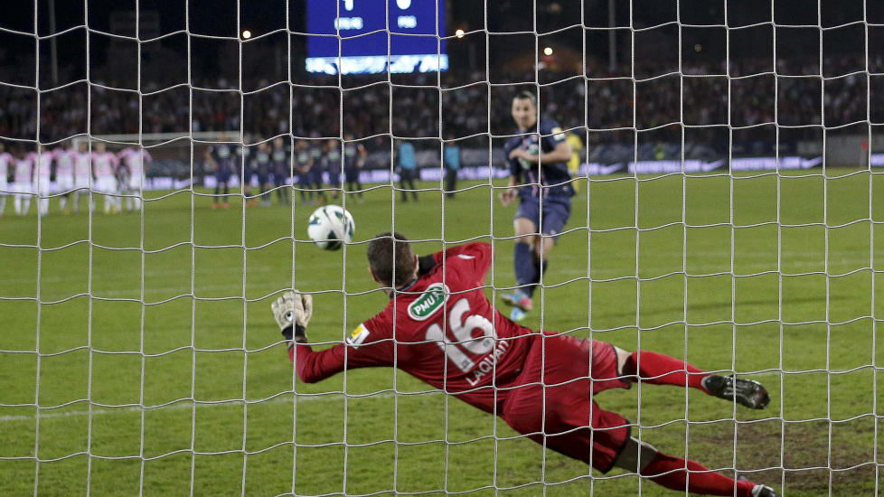  SYNDEREN:  Zlatan bommet i kveld p� sin straffe mot den lille franske klubben E. Thonon Gaillard i cupen. Foto: REUTERS / Robert Pratta / NTB Scanpix