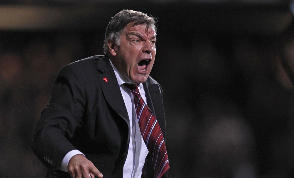 RASENDE: Sam Allardyce var en sinna mann etter kampen mot Manchester United. Han mener linjedommeren som holdt flagget nede da Robin van PErsie scoret burde bli straffet. Foto: AFP PHOTO/IAN KINGTON/NTB scanpix