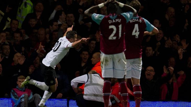 JUBLENDE M�LSCORER: Robin van Persie feirer etter den omdiskuterte scoringen. Foto:  EPA/TOM HEVEZI/NTB scanpix