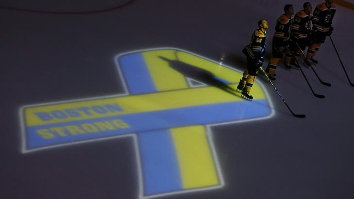 MARKERING F�R KAMPEN: Boston Bruins-spillerne p� isen under markeringen. Foto: AP Photo/Elise Amendola/NTB scanpix