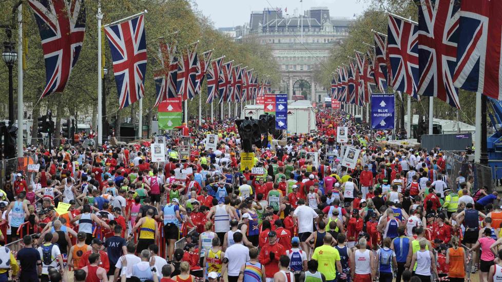 SKJERPET SIKKERHET: I fjor fullf�rte snaut 37.000 mennesker London Marathon. I �r vil flere stjerner som vanlig v�re til stede, og de frykter ikke for sikkerheten. Foto: AP Photo/Tom Hevezi/NTB scanpix