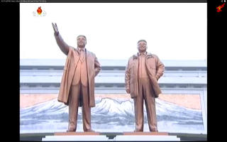 Bronsestatuer: Som i mange diktaturer tilbes statuer av de allmektige lederne. Her er Kim Il-sung og Kim Jong-il ud�deliggjort, tilsynelatende til glede for befolkningen.