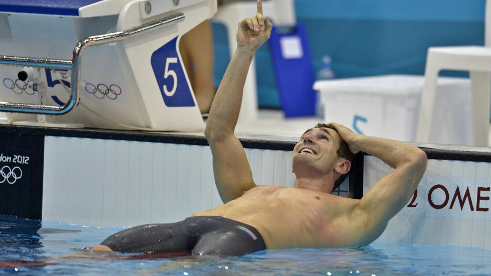 KOMMER TIL NORGE: Cameron van der Burgh dediserte et OL-gull til Alexander Dale Oen i London. Han pekte mot himmelen etter 100 meter bryst. Foto: Anders Wiklund / SCANPIX