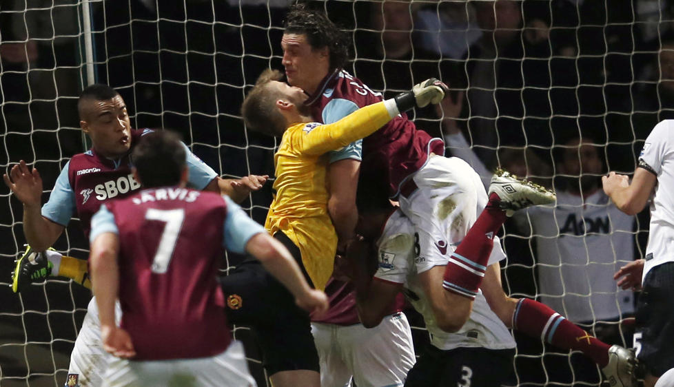 R�DT ELLER GULT: Det er ingen tvil om at Andy Carroll er for sent inne i duellen med David de Gea, men om kortets farge er Manchester United-manageren og West Ham-manageren veldig uenige om.Foto:  REUTERS/Eddie Keogh