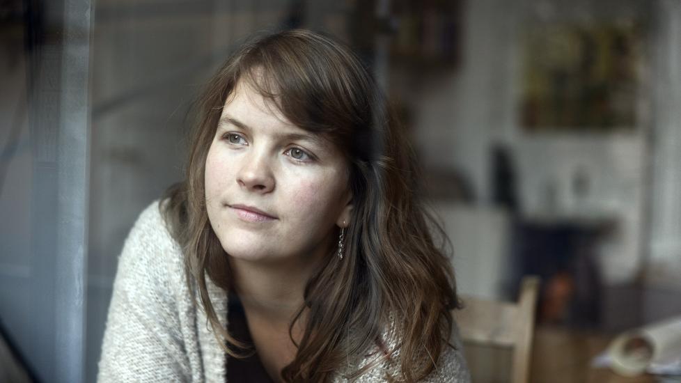 MUSIKALSK DEBUTANT:  Mari Stokke-Bakken (f. 1986) debuterer med en roman om dirigenten Helena. Helena er villig til � ofre alt for kunsten. Ogs� seg selv. Foto: GYLDENDAL