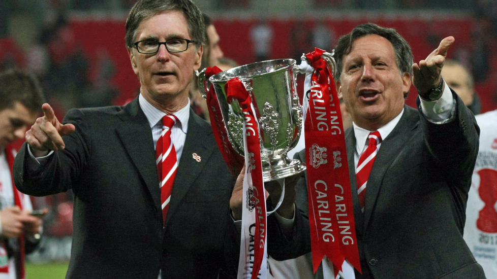 S�KER R�D: Styreformann Tom Werner (t.h) og Liverpool-eier John W. Henry s�ker r�d hos sine rivaler. kanskje det kan gjelpe klubben til flere pokaler? Foto: AP Photo/Tim Hales/NTB scanpix