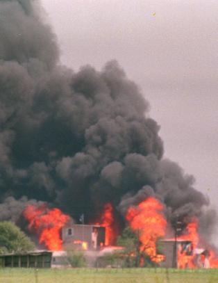 Myndighetene fryktet sekta og stormet denne gården for 20 år siden. 76 funnet døde i brannruinene