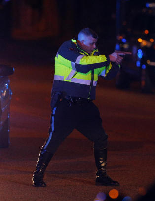 - To unge væpnede menn med ryggsekker skjøt mot politiet