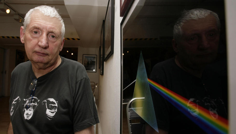 INNFLYTELSESRIK: Designeren Storm Thorgerson d�de i g�r. Han er blitt kalt verdens beste omslagsdesigner, og sto bak en lang rekke ber�mte plateomslag og designprofiler for blant andre band som Pink Floyd, 10CC, Led Zeppelin, Peter Gabriel og Muse. Her er han fotografert foran sitt mest kjente arbeid, omslaget til Pink Floyds �Dark Side of the Moon�. Foto: SCANPIX