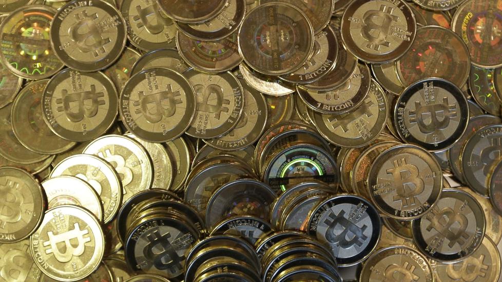 BITCOINS: Utvikleren Mike Caldwell har laget disse mint-myntene som en fysisk versjon av Bitcoins. Foto: AP /Rick Bowmer / NTB scanpix