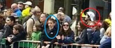 Bildet viser Martin (8) sammen med en av de mistenkte