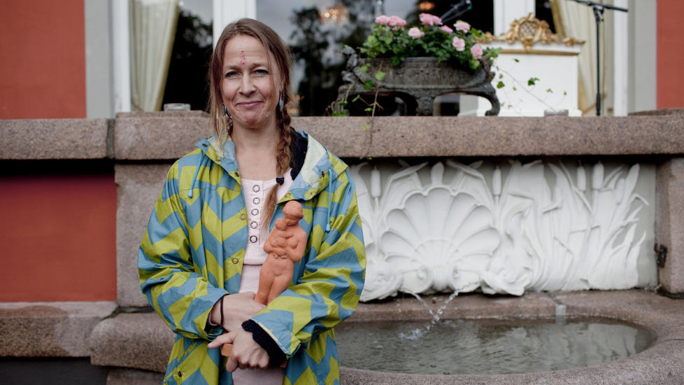 MORALSKE LESERE: Anne Oterholm skriv om boka �Tilfeldigvis begj�r� at ho �fantaserte om � skape en situasjon som tvang leseren til � innta posisjonen som den d�mmende eller moralske eller tenkende instansen selv.� Verken forfattaren eller forteljeinstansen tek ansvar for � d�mme romankarakteren, men vi som les skal ha ei meining om m�ten ho oppf�rer seg p�. Foto: Stian Lysberg Solum / SCANPIX