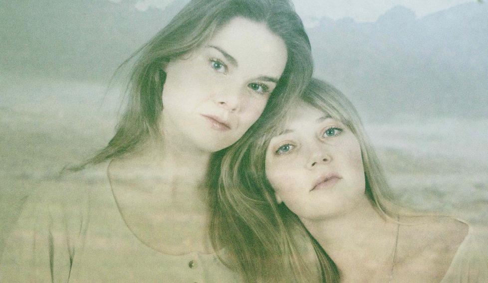 FERSK DUO: Mona & Maria har g�tt fra rock til folk. Foto: Kaja Bruskeland/Indianer.