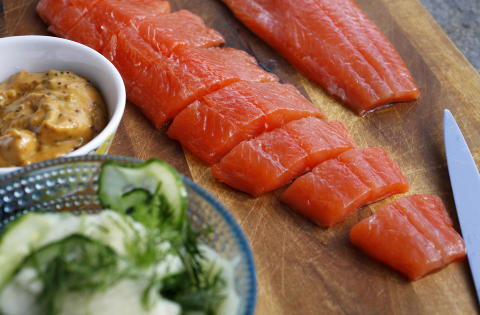 Norsk versjon: Hurtigspeket fjell�rret med h�vlet agurk, eple og sennep.