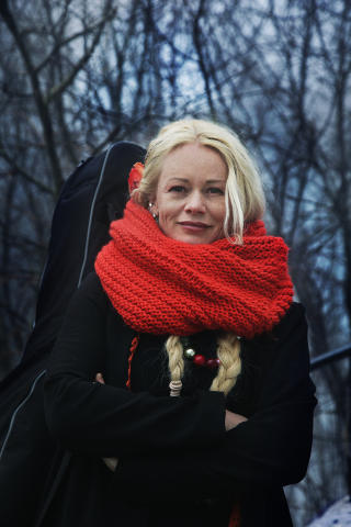 Musikant: Oftest er det Unni, gitaren og tekstene hennes. - Jeg er ikke lenger redd for folk, sier hun. Foto. Steinar Buholm
