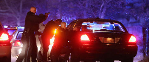 Amat�rvideo fanget opp skuddveksling mellom politi og mistenkte