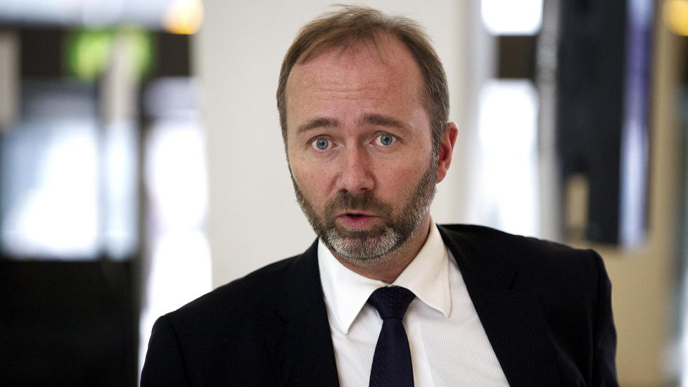 - EN GOD L�SNING: N�ringsminister Trond Giske (Ap) kommenterte i kveld SAS' salg av Wider�e. Her fra NHOs �rskonferanse p� Operaen. Foto: �istein Norum Monsen / DAGBLADET