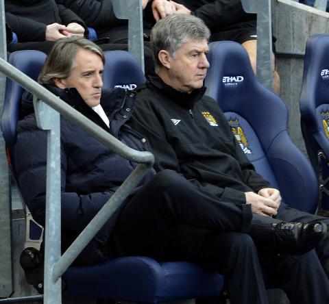 BARE EN AV DEM HAR GITT OPP: City-manager Roberto Mancini sier tittelkampen er over, men assistenten Brian Kidd nekter � gi opp f�r det er teoretisk umulig at hans gamle arbeidsgiver United svikter.  Foto: Paul Ellis, AFP / NTB scanpix