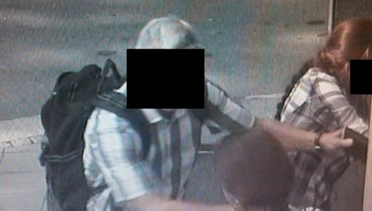 BARN SOM BEG�R KRIMINALITET: 21. august fors�kte to jenter � stjele fra en kunde ved Nordeas minibank i Nyg�rdsgaten i Fredrikstad. N�rmere tre timer seinere ble en eldre mann frastj�let penger ved en minibank i Sarpsborg. Da politiet arresterte de to ranerne fra Romania fant de ut at den yngste jenta var 14 �r - den eldste var 17 �r. Foto: POLITIET