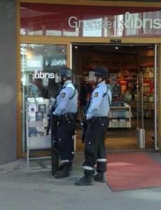 V�pnet politi unders�kte Nordea-filial i Oslo sentrum